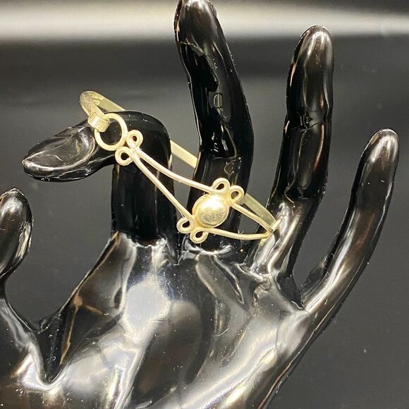 Ladies Mexican silver bracelet with weight being 7 g - Picture 1 of 8